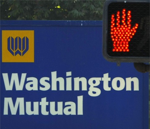 Vụ đóng cửa ngân hàng lớn nhất lịch sử Mỹ tính tới thời điểm này hiện là vụ đổ vỡ của ngân hàng Washington Mutual với tài sản 307 tỷ USD và 188 tỷ USD tiền gửi vào tháng 9 năm ngoái - Ảnh: Reuters.