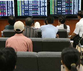 Ngoài xu hướng ảm đạm, phiên hôm nay thị trường lại đón thêm thông tin đột biến của lạm phát - Ảnh: Mạnh Thắng.