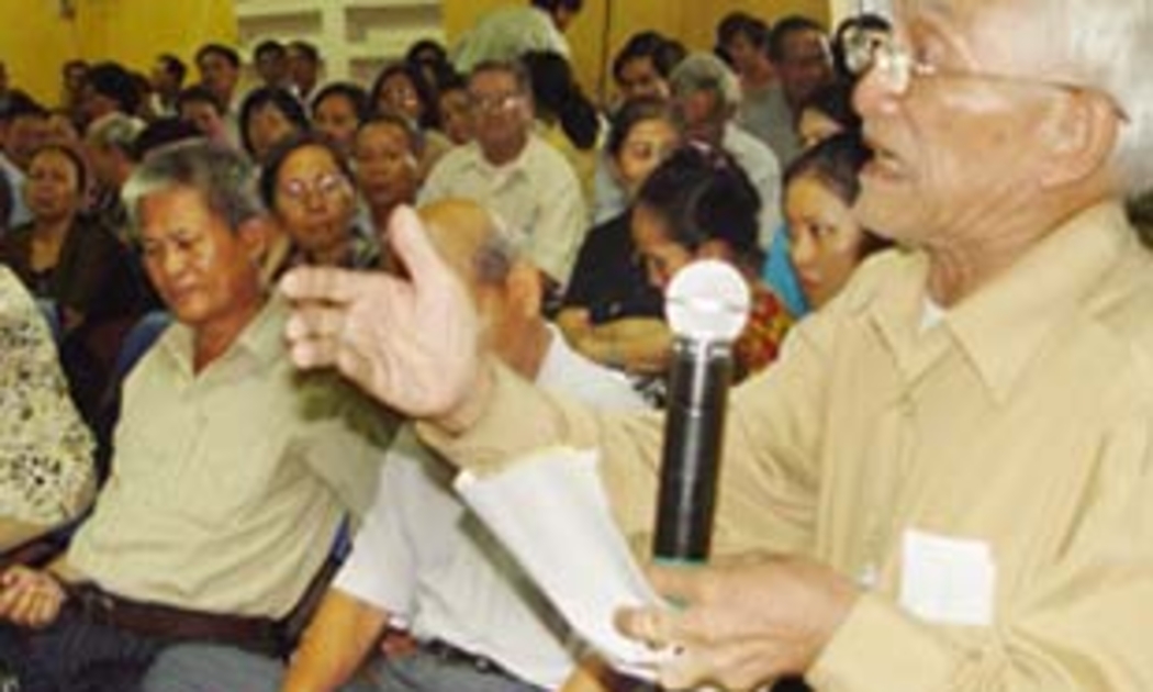 Cử tri mong mỏi những lời hứa của các bộ trưởng phải được thực hiện nghiêm túc. Trong ảnh: Một buổi tiếp xúc cử tri tại Tp.HCM.