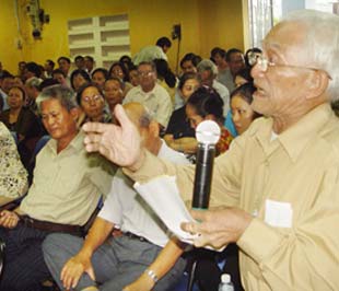 Cử tri mong mỏi những lời hứa của các bộ trưởng phải được thực hiện nghiêm túc. Trong ảnh: Một buổi tiếp xúc cử tri tại Tp.HCM.