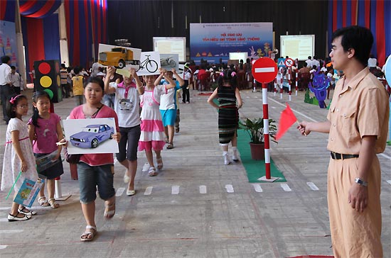 Các em học sinh tham gia trò chơi về an toàn giao thông tại hội thi.