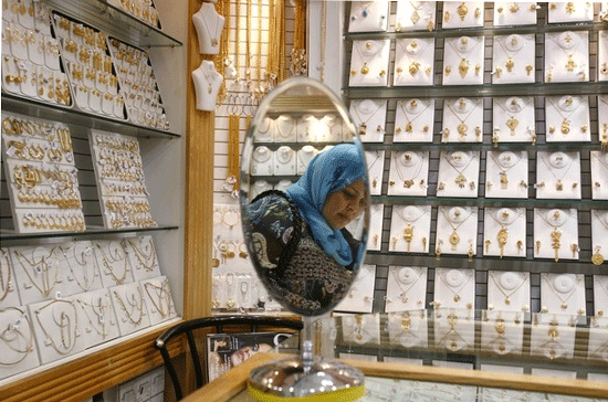 Nữ trang bày bán trong một tiệm vàng ở Abu Dhabi - Ảnh: Reuters/Daylife.