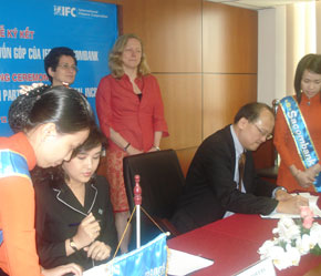Đại diện Sacombank và IFC tại lễ ký thỏa thuận tăng vốn tháng 6/2007.