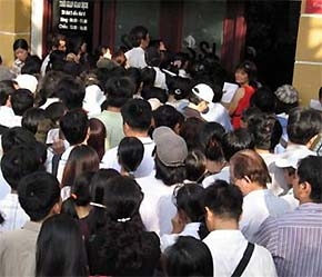 Chen lấn đấu giá cổ phiếu.