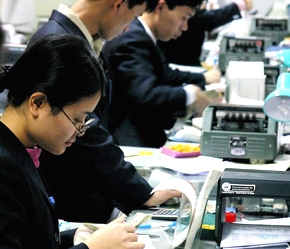 Thị trường trái phiếu quốc tế sẽ giúp các nhà phát hành Việt Nam có thêm nhiều nguồn vốn vay dài hạn - Ảnh: Việt Tuấn.