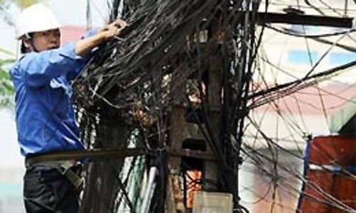 “Bùng nhùng” cột điện và “dùng dằng” trách nhiệm