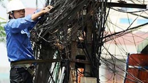 “Bùng nhùng” cột điện và “dùng dằng” trách nhiệm