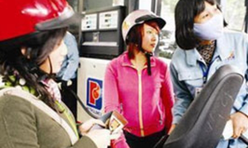 Tiếp tục giảm thuế nhập khẩu xăng dầu