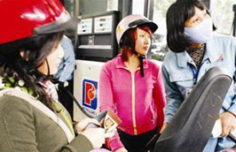 Trong tháng 12, thuế nhập khẩu xăng dầu đã được điều chỉnh giảm tới 2 lần.