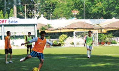 Đầu tư sân bóng không “dễ ăn”