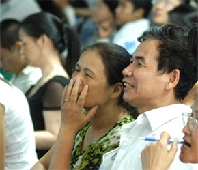 Muôn màu cung bậc cảm xúc trên sàn chứng khoán - Ảnh: TP.