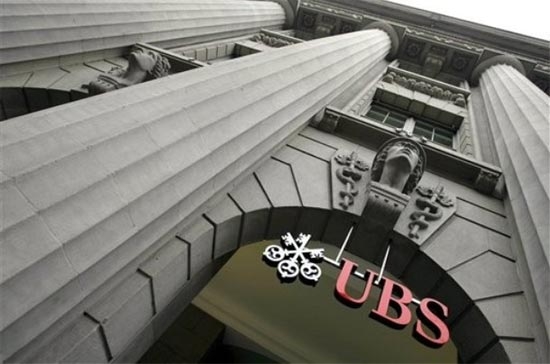 Mặt trước trụ sở Ngân hàng UBS của Thụy Sỹ. Theo giới phân tích, mức giá mà các chính phủ sẵn sàng chi ra để mua thông tin về các tài khoản ngân hàng Thụy Sỹ quá hấp dẫn để các nhân viên làm việc tại các ngân hàng này thực hiện việc đánh cắp dữ liệu và bán lại các dữ liệu đó - Ảnh: AP.