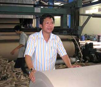 Cao Tiến Vị trong xưởng giấy.