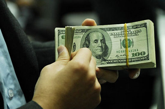 Việc nâng giá USD mua vào sát với giá bán ra tại một số ngân hàng một phần phản ánh nhu cầu ngoại tệ đang tăng lên.