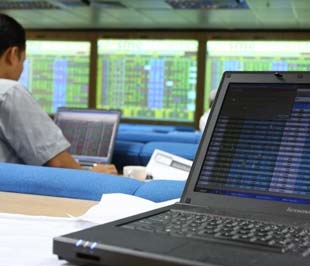 Nửa cuối tháng 4, thị trường chứng kiến sự tạm rút của một phần các tổ chức sau khi đạt lợi nhuận kỳ vọng. Sự hưng phấn của nhà đầu tư nhỏ cũng tạm chùng xuống - Ảnh: Việt Tuấn.