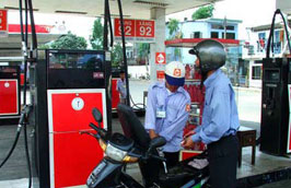 Giá bán lẻ xăng A92 trong nước vẫn tiếp tục giữ ở mức 16.400 đồng/lít như hiện nay.