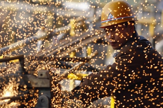 Một công nhân đang làm việc tại công trường ở tỉnh Tứ Xuyên, Trung Quốc - Ảnh: Reuters.