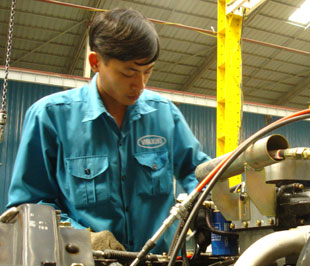 Đại diện một số doanh nghiệp cho biết nhiều hợp đồng đã được doanh nghiệp ký kết với khách hàng từ trước đó rất lâu, nên khi giá điện có sự điều chỉnh, doanh nghiệp cũng rất khó đàm phán lại với khách hàng để điều chỉnh giá.