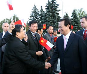 Kiều bào ở Ba Lan chào đón Thủ tướng Nguyễn Tấn Dũng - Ảnh: VNN.