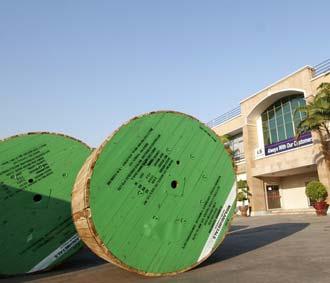 Việc thí điểm đấu thầu điện tử sẽ được triển khai từ 2009 -2012, áp dụng tại 22 bộ, cơ quan ngang bộ và một số doanh nghiệp Nhà nước. Đối tượng áp dụng là các tài sản, hàng hóa có số lượng mua sắm lớn, có tiêu chuẩn kỹ thuật rõ ràng: như ôtô, thuốc, thiết bị y tế, phương tiện vận tải chuyên dùng, trang thiết bị chuyên dùng, trang thiết bị tin học...