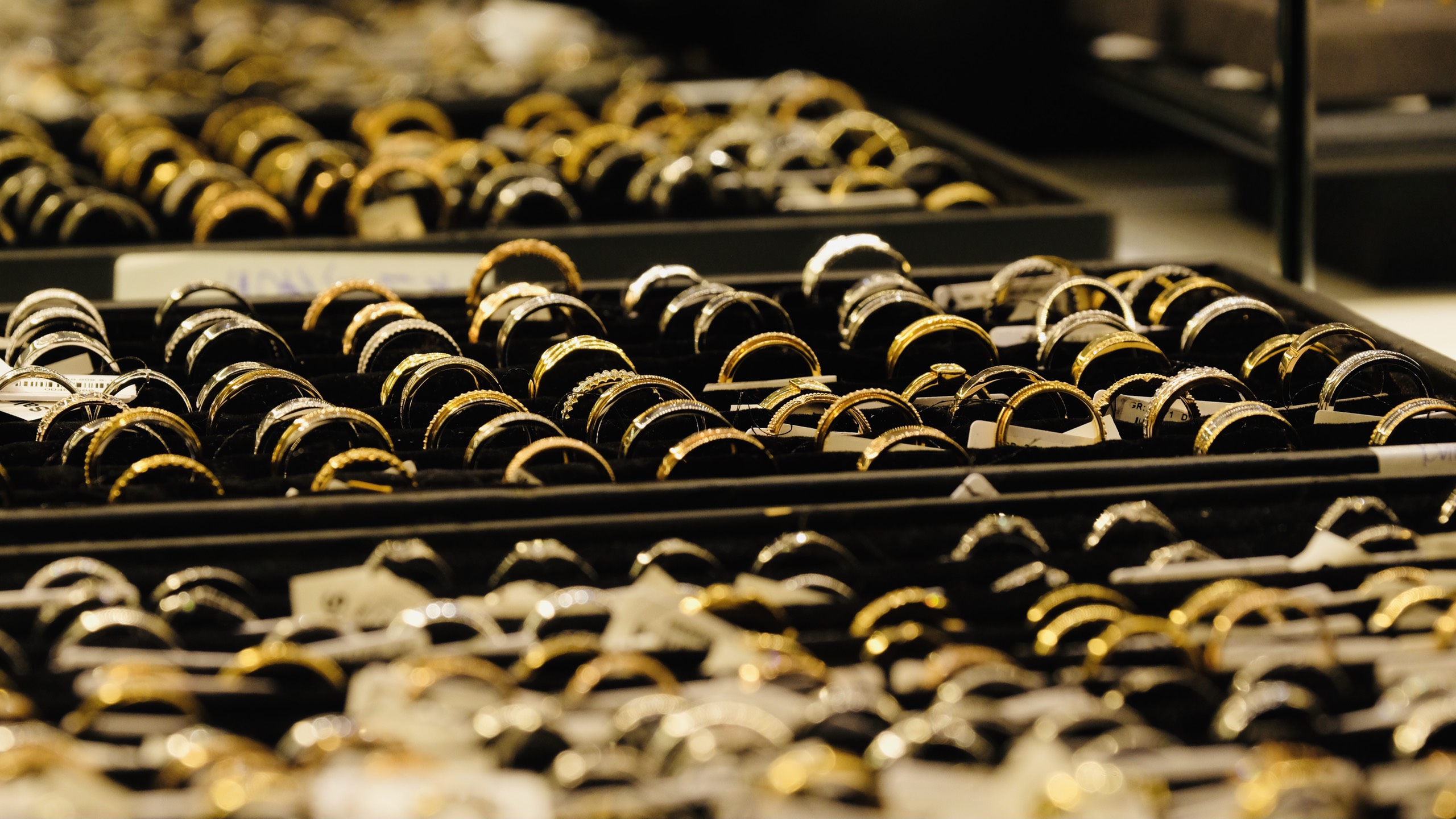 Khách hàng đa phần chọn mua các dòng sản phẩm: vàng miếng, nhẫn tròn trơn... với định lượng từ nửa chỉ đến 5 chỉ. Ảnh: Phương Thảo