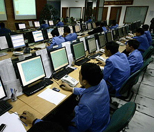 Trực chống nghẽn mạng tối 30 Tết tại Viettel Telecom.