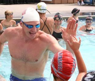 Cựu vận động viên bơi lội Josh Davis của Mỹ trong một câu lạc bộ bơi lội do ngân hàng Mutual of Omaha tài trợ.