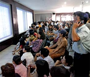 "Khung pháp lý hiện nay chưa được soạn thảo một cách chặt chẽ nhằm khống chế các hoạt động môi giới nằm ngoài hai các trung tâm giao dịch chứng khoán chính thức" - Ảnh: SGTT.