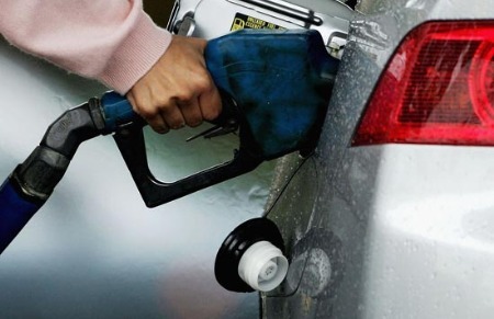 Giá xăng cũng giảm khá mạnh theo cùng chiều với thị trường dầu thô.