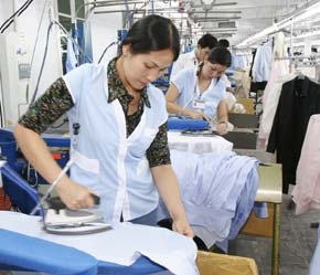 Có nhiều khả năng sản phẩm dệt may và quần áo bị kiểm tra gồm: quần tây, áo sơ-mi, đồ lót, đồ bơi và áo len - Ảnh: Việt Tuấn.