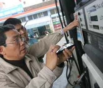 Lộ trình điều chỉnh giá xăng dầu đang thu hút sự quan tâm của nhà đầu tư.