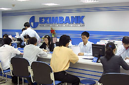 Theo một số chuyên gia, việc áp lãi suất huy động USD cao càng tạo thêm tâm lý găm giữ USD trong dân cư.