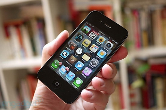 iPhone 4 bị chê mắc đủ thứ bệnh - Ảnh: Engadget.