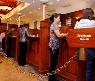 Đối với các ngân hàng nước ngoài, phát triển nguồn vốn, chứ không phải tín dụng, mới là chính sách được ưu tiên hàng đầu của họ - Ảnh: Việt Tuấn.