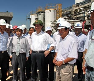 Thủ tướng Nguyễn Tấn Dũng kiểm tra khắc phục sự cố nhà máy, ngày 20/9 - Ảnh: PVN cung cấp.