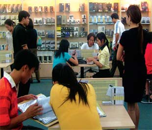 Có nhiều nơi bán điện thoại di động nhưng người ta lại thích vào các siêu thị điện thoại di động hay các siêu thị số, nơi có nhiều mẫu mã và chủng loại để mua.