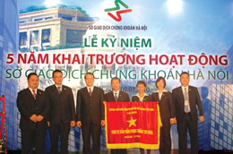 HNX nhận cờ thi đua của Chính phủ tại lễ kỷ niệm 5 năm hoạt động.