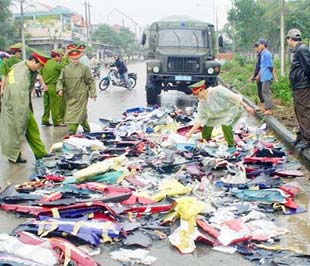 Tiêu hủy linh kiện xe máy giả tại Hà Nội - Ảnh: VNN.