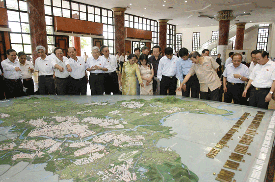 Các vị đại biểu Quốc hội xem mô hình quy hoạch Thủ đô - Ảnh: TTXVN.