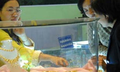 Giá vàng “đứng ngồi không yên”