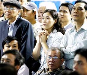 Tin tức mà công ty niêm yết công bố cho nhà đầu tư đôi khi không được đầy đủ, chính xác, kịp thời - Ảnh: TP.