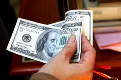  Với những khoản vay bằng USD, trong 6 tháng đầu năm 2010, sau lần điều chỉnh ngày 11/2 (tăng hơn 3%), tỷ giá được giữ ổn định. Tuy nhiên, ngày 18/8 vừa qua, Ngân hàng Nhà nước đã tăng thêm gần 2,1% và chưa thể khẳng định đó là lần điều chỉnh cuối cùng của năm 2010 hay không.