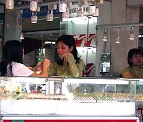 Các doanh nghiệp trong nước đang cố “ghìm” để giảm bớt thua lỗ vì đã thu vào giá cao trong những ngày hôm trước.