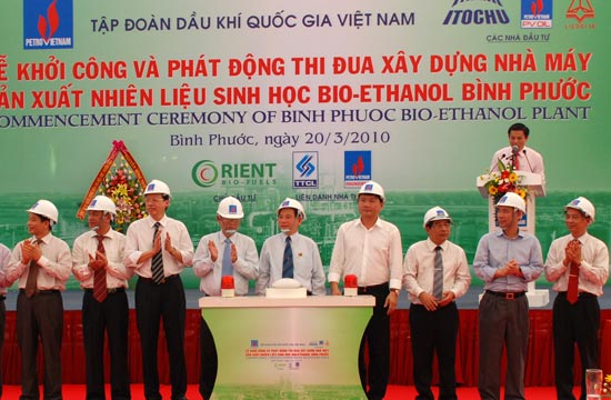 Chủ tịch nước Nguyễn Minh Triết cùng đại diện các nhà đầu tư bấm nút khởi công nhà máy.