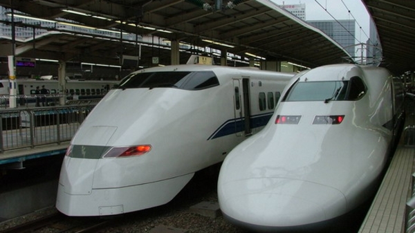 Tàu cao tốc, chuyện bên “Tây”