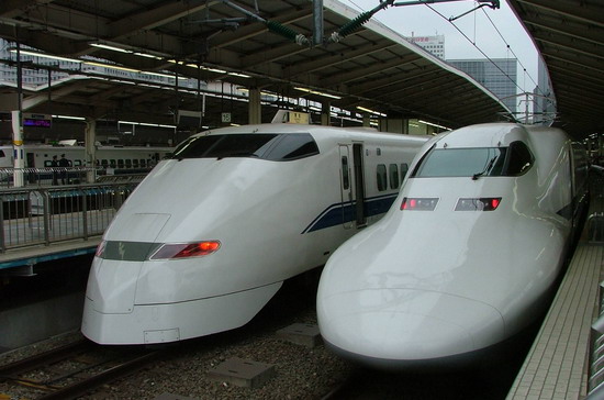 Tàu cao tốc Shinkansen ở Nhật Bản.