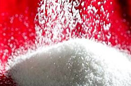 Nguyên nhân khiến giá đường gần đây vẫn chưa có dấu hiệu giảm được các tiểu thương lý giải rằng do hàng nhập về trước đây ở mức cao, nên không thể ngay lập tức bán theo giá mới.