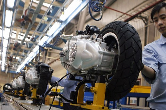 Công nhân làm việc tại nhà máy sản xuất xe máy của hãng Piaggio, đặt tại tỉnh Vĩnh Phúc. Theo ông Nguyễn Đức Kiên, cần có tư duy phát huy lợi thế so sánh của các tỉnh, các vùng trong cả nước - Ảnh: Reuters.