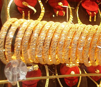 Giá vàng trong nước ngày cuối tuần hôm nay (19/4) được điều chỉnh giảm tới hơn 20.000 đồng/chỉ.