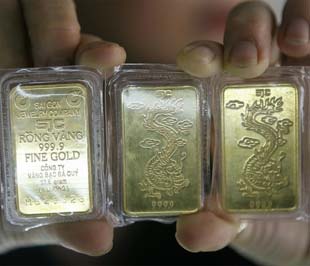 Những bất ổn trong nền kinh tế thế giới và hệ thống tài chính toàn cầu - nhân tố hỗ trợ chủ đạo cho giá vàng - vẫn còn đó, nhưng phiên này, giá vàng chịu áp lực do giới đầu tư buộc phải bán vàng ra để bù lỗ cho danh mục đầu tư chứng khoán - Ảnh: Reuters.